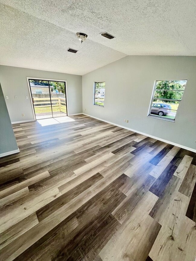 Building Photo - NICE 3BR/2BA Dade City Home w/ a Deck!! NO...