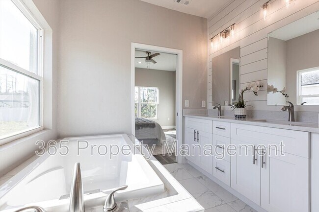 Building Photo - 5534 Fairlane Dr