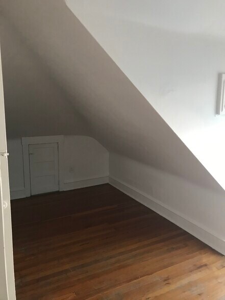 partial view of kitchen. - 104 Gayley St