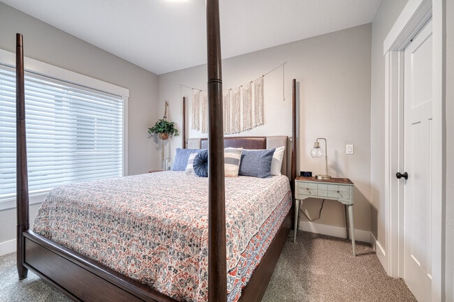 Building Photo - 706 S Saturn Ave