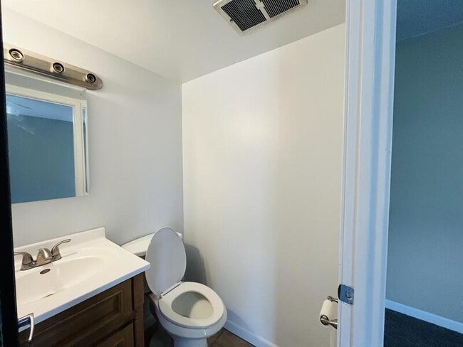 Building Photo - 710 E 200 S