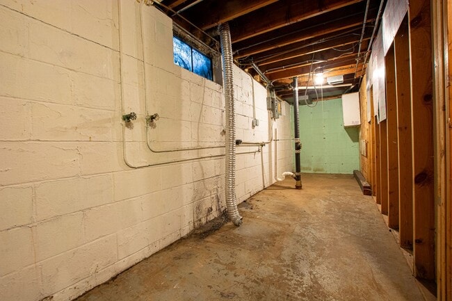 Building Photo - Extremely Spacious 2 Bedroom / 1 Bath Home