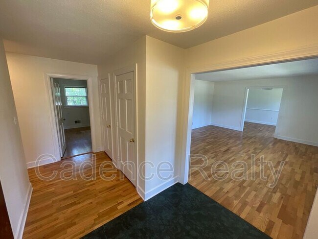 Building Photo - 114 Cardinal Dr S