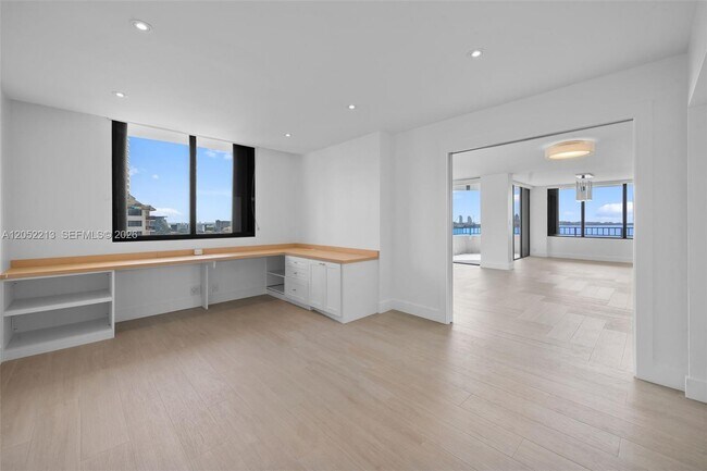 Building Photo - 520 Brickell Key Dr