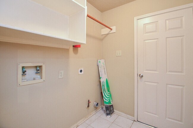 Building Photo - 20430 Drakewood Dr