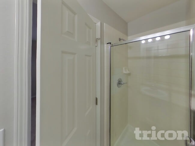 Building Photo - 6625 Bear Tooth Dr