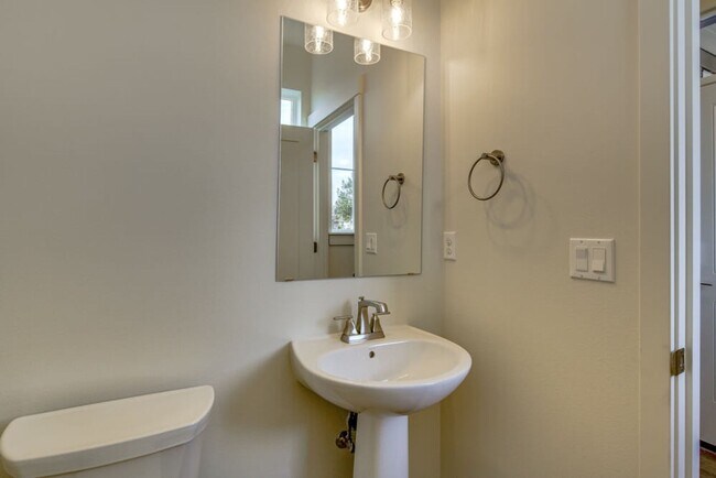Building Photo - NE Bend Townhome for Rent!