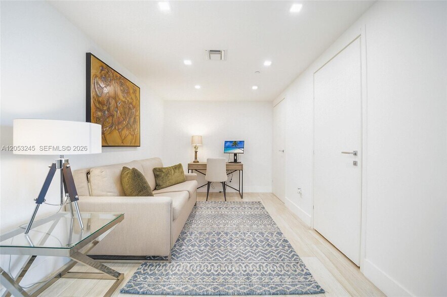 Building Photo - 1300 brickell bay Dr