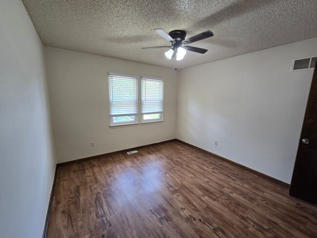 Building Photo - 3 bedroom townhome
