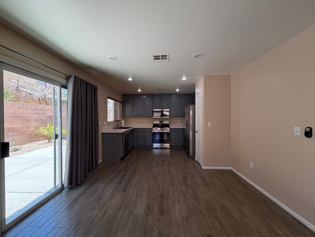 Building Photo - SPACIOUS SINGLE STORY HOME IN SOUTHERN HIGHLANDS WITH NEW KITCHEN APPLIANCES