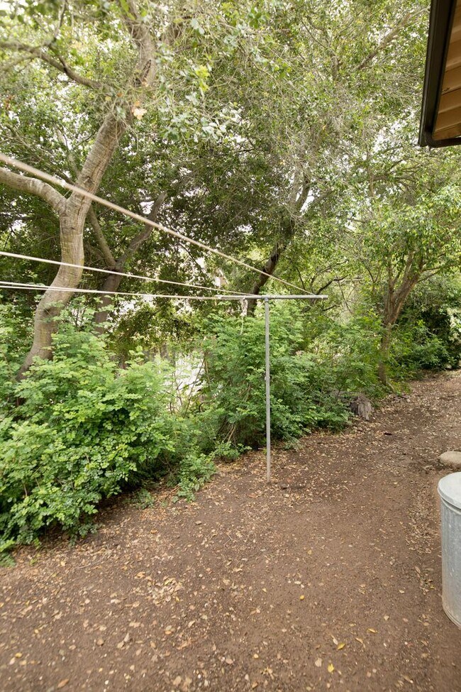 Building Photo - 3 Bedroom 2 Bathroom Home in Mission Canyon