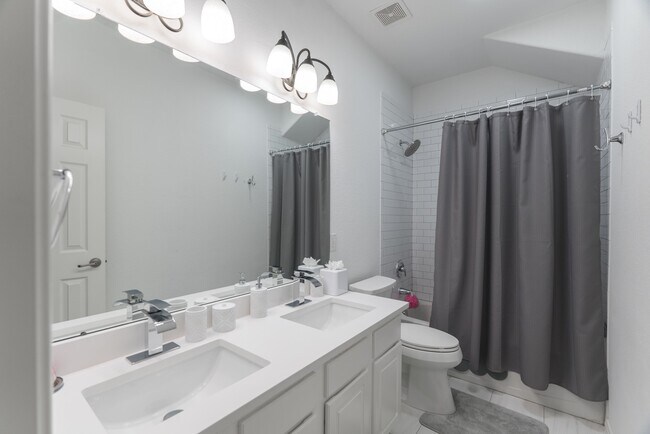 Building Photo - 135 S Rocky Point Cir