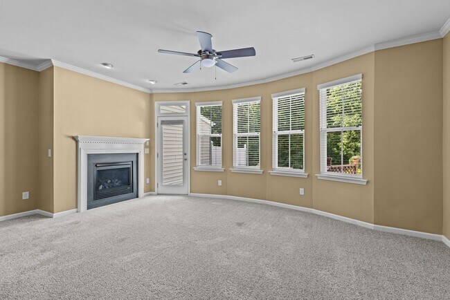 Building Photo - Gorgeous 3 Bedroom Townhome w/ Premium Finishes & Amenities - Pet Friendly!