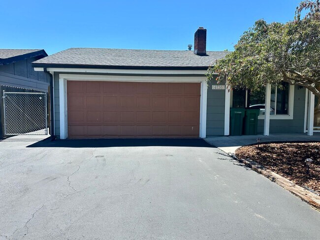 Building Photo - Pet-Friendly 4 Bedroom Home with Fenced Yard & Air Conditioning