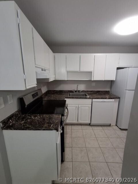 Building Photo - 701 Gardens Dr