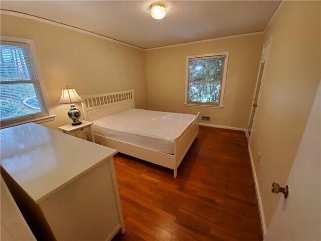 Building Photo - 613 Clairmont Cir