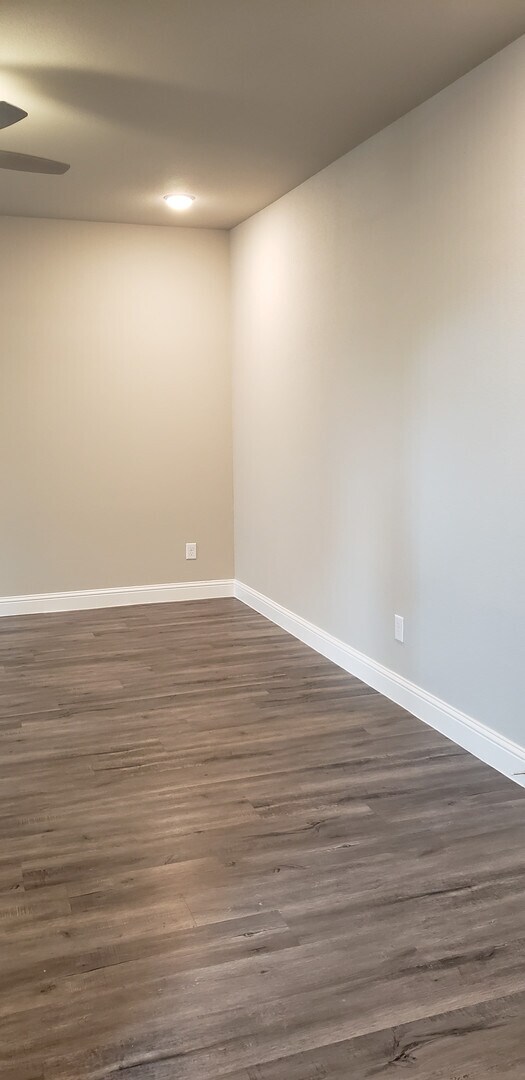 Building Photo - 4927 Sanger Cir Dr