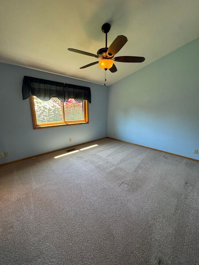Building Photo - Beautifully landscaped 3 bed/2 bath home in Springfield