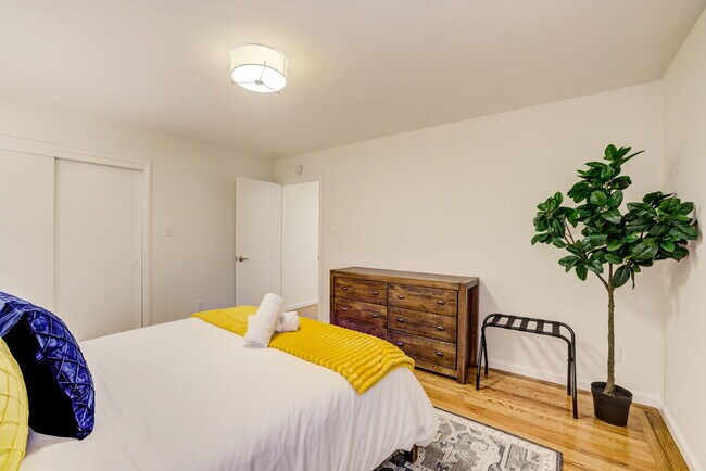 Building Photo - 672 Baden Ave