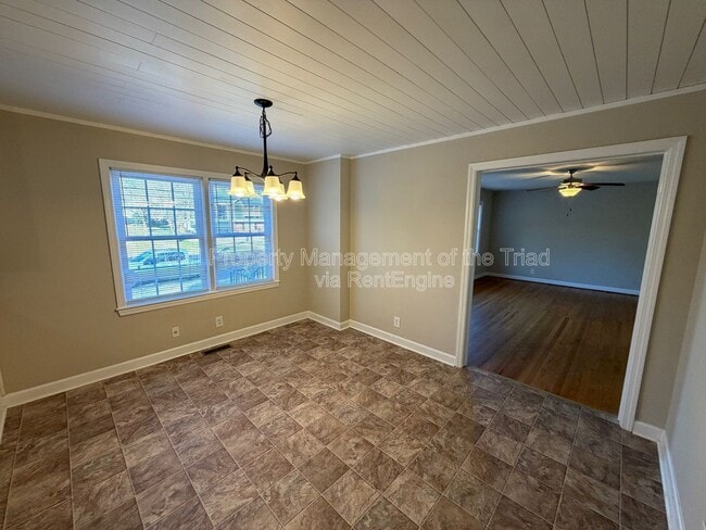 Building Photo - 2748 Lyndhurst Ave