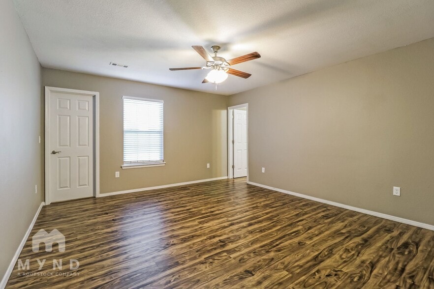 Building Photo - 2112 Cedar Cir