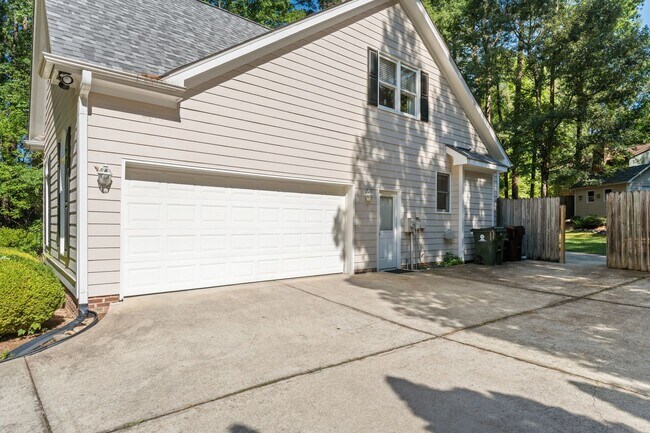Building Photo - Durham Beauty - Cul de sac lot with fenced in yard - 4 bedrooms