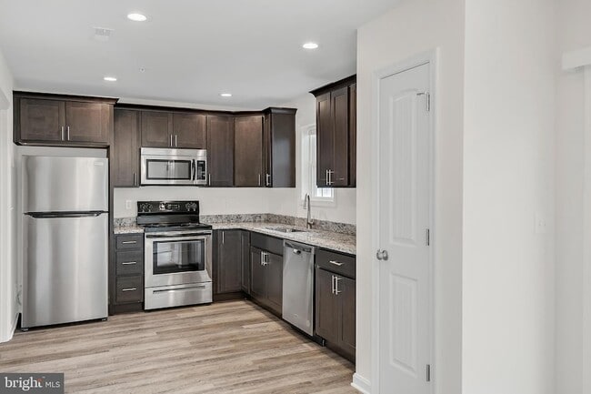Building Photo - 2801 Pinewood Ln
