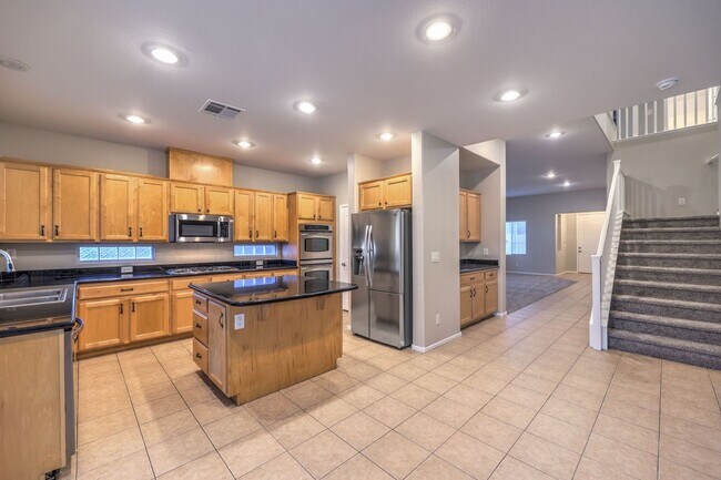 Building Photo - Gorgeous 6Bed/5Bath/4Car, 2-Story Home located in the Mountains Edge