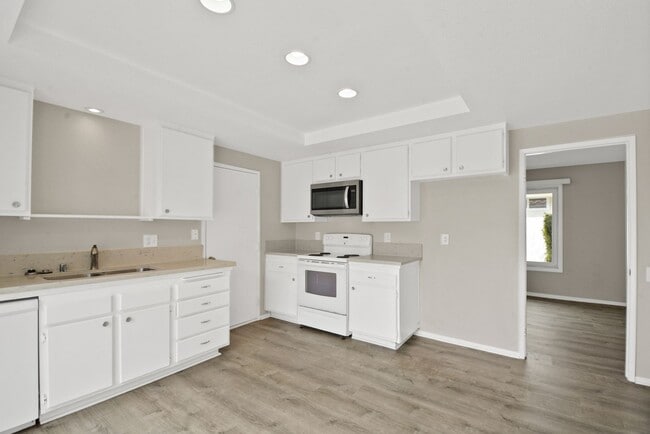 Building Photo - Beautiful Single-Level Detached Home in Villa Pacifica For Lease