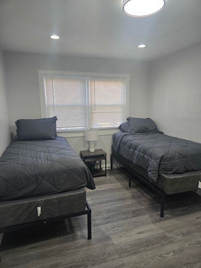 Building Photo - 8304 S Kedzie Ave