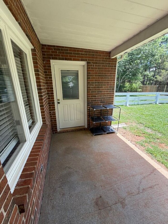 Building Photo - Cozy 3 bedroom 2 bath ranch duplex!