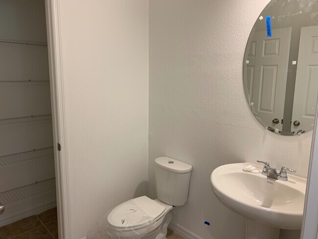 Building Photo - Spacious 4 Bedroom House - Oakland Trails