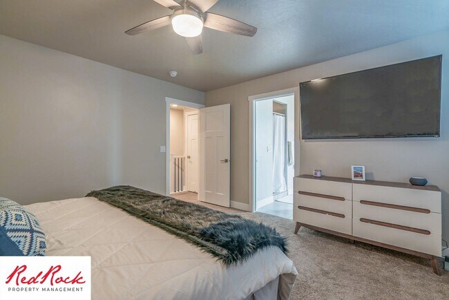 Building Photo - Beautiful townhome in desirable neighborho...