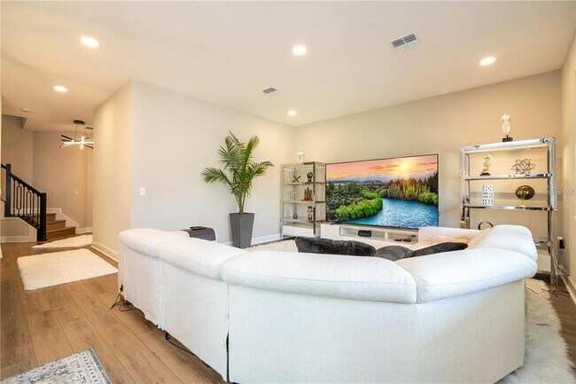 Building Photo - 5090 Shady Pnes Dr