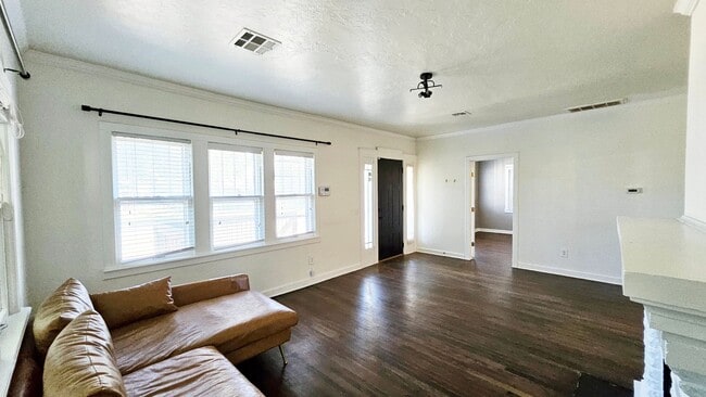 Building Photo - 3 Bed/2 Bath Paseo District Neighbor