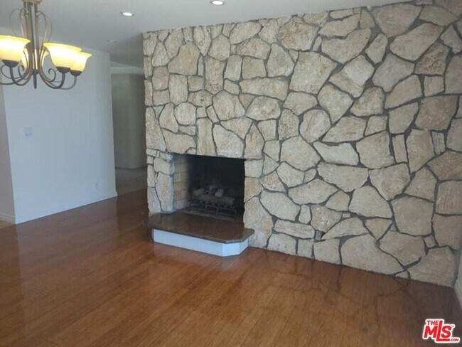 Building Photo - 1156 Las Pulgas Pl
