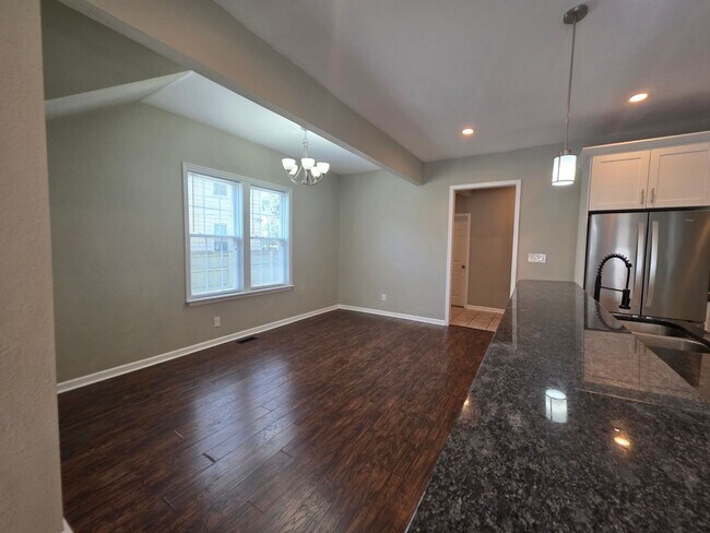 Building Photo - 212 Elm Ave