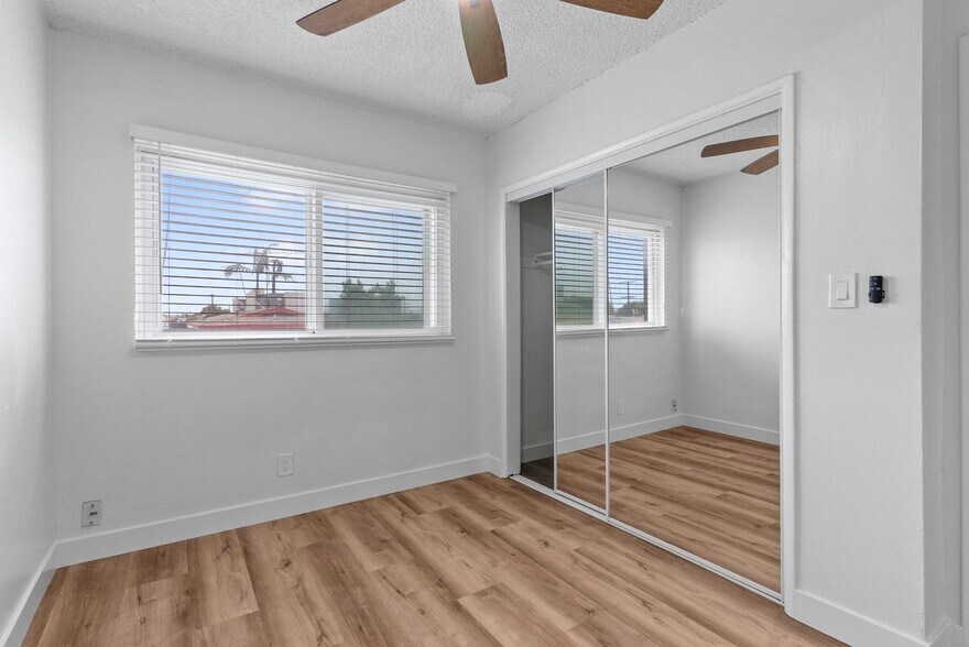 Building Photo - 112 E Buckthorn St