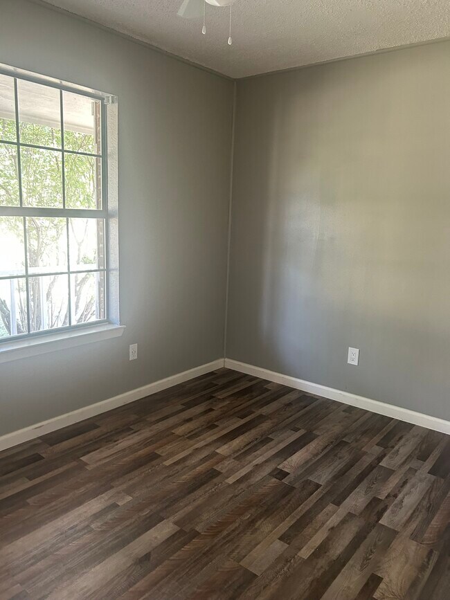 Building Photo - 339 S Pleasant Hill Rd