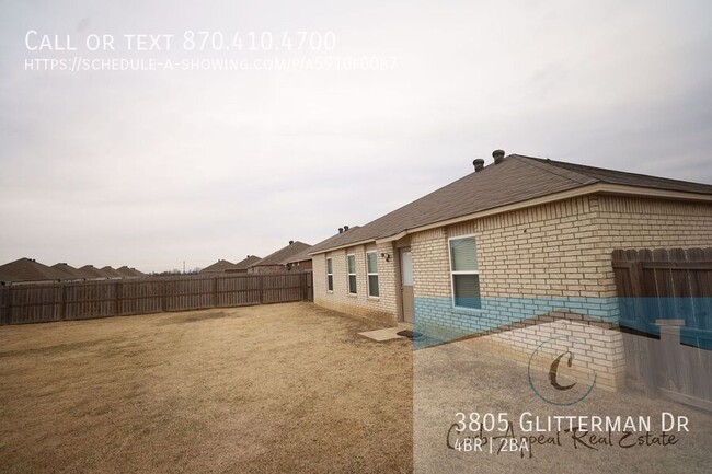 Building Photo - Spacious 4 bed, 2 bath home - fenced back ...