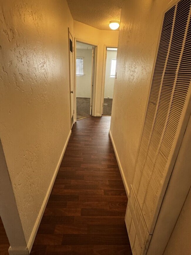 Building Photo - Oakdale-3 bedroom/1 bath Apartment