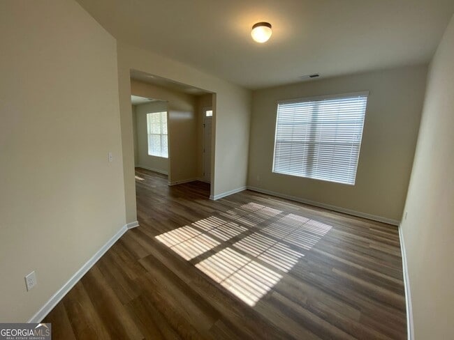 Building Photo - 5595 Mirror Lake Dr