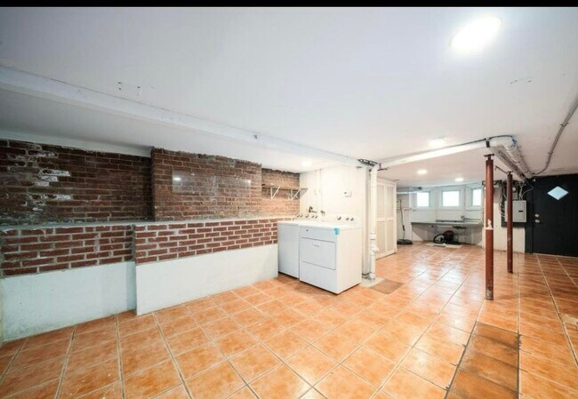 Building Photo - 28 Jones St