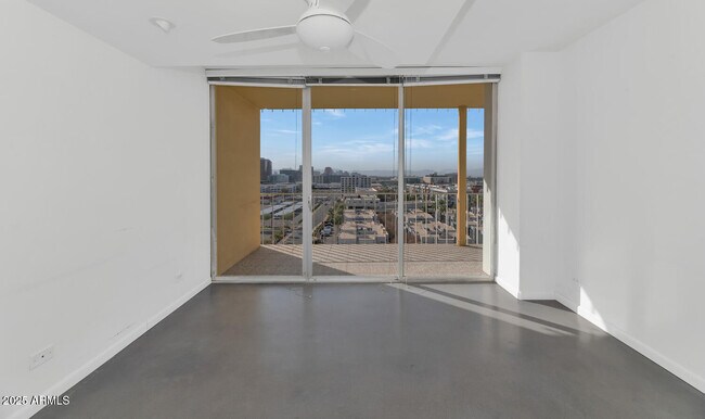 Building Photo - 207 W Clarendon Ave