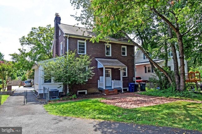 Building Photo - 633 24th St S