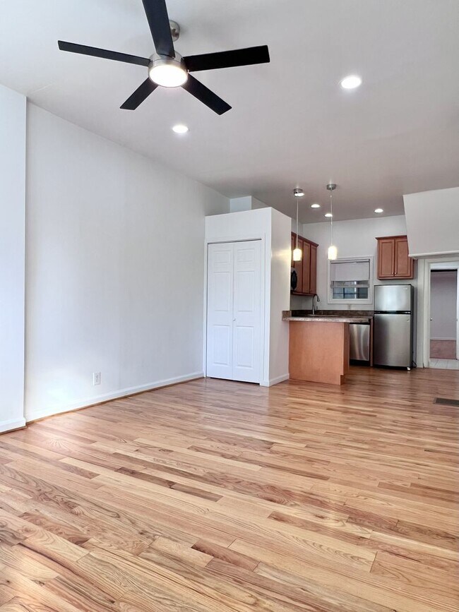 Building Photo - Beautiful 1 BR w/ in unit WASHER / DRYER a...