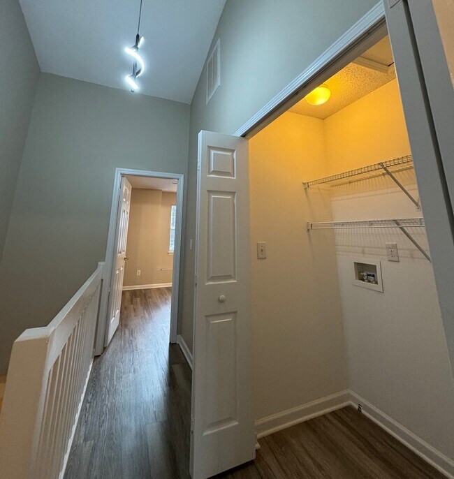 Building Photo - 10165 Forest Landing Dr
