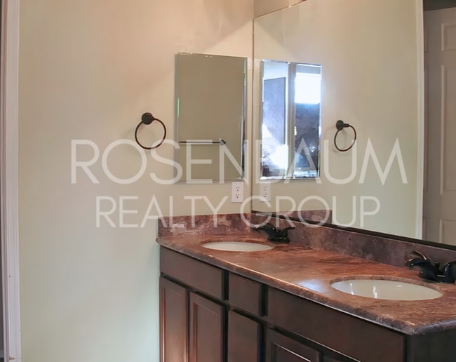 Building Photo - Gorgeous 3-bedrooms, 2-baths home in the b...