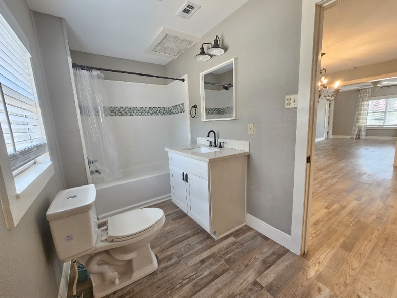 Building Photo - 513 S La Grange St