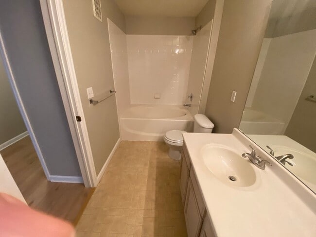 Building Photo - Nice 2 bedroom Condo right on the border o...